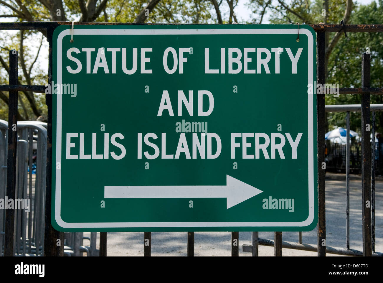 Firmare la Statua della Libertà e Ellis Island Ferry, Manhattan, New York, New York, USA, PublicGround Foto Stock