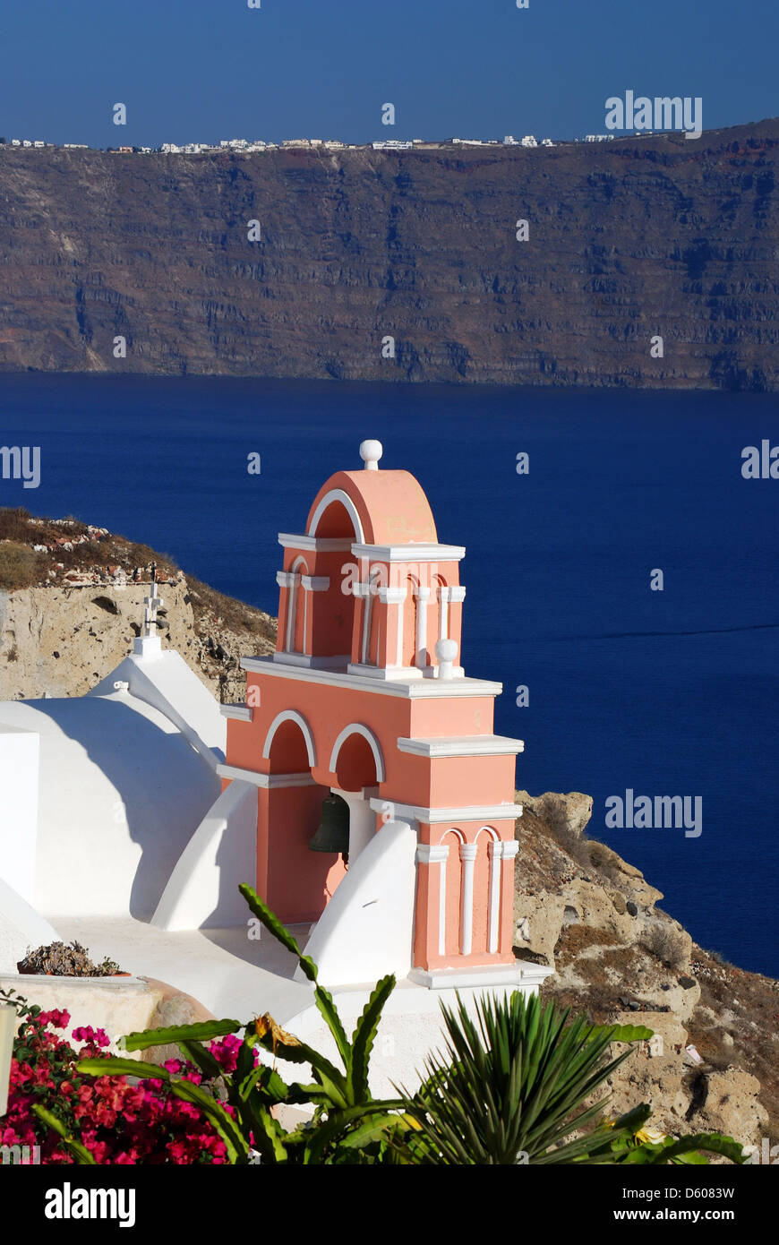 Chiesa tradizionale nel villaggio di Oia - Santorini Island, Grecia. Foto Stock