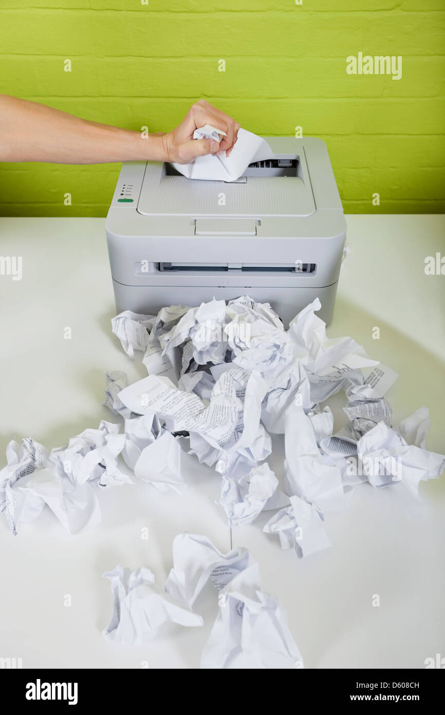 Immagine ritagliata di imprenditore il lato utilizzando una stampante con carta sfere scrivania Foto Stock