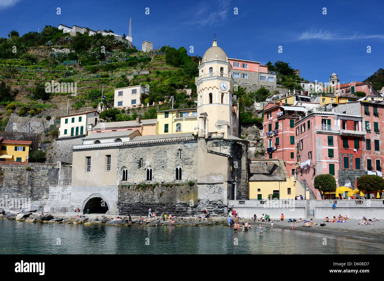 Vernazza village in Cinque Terre, Mare mediterraneo in Italia Foto Stock