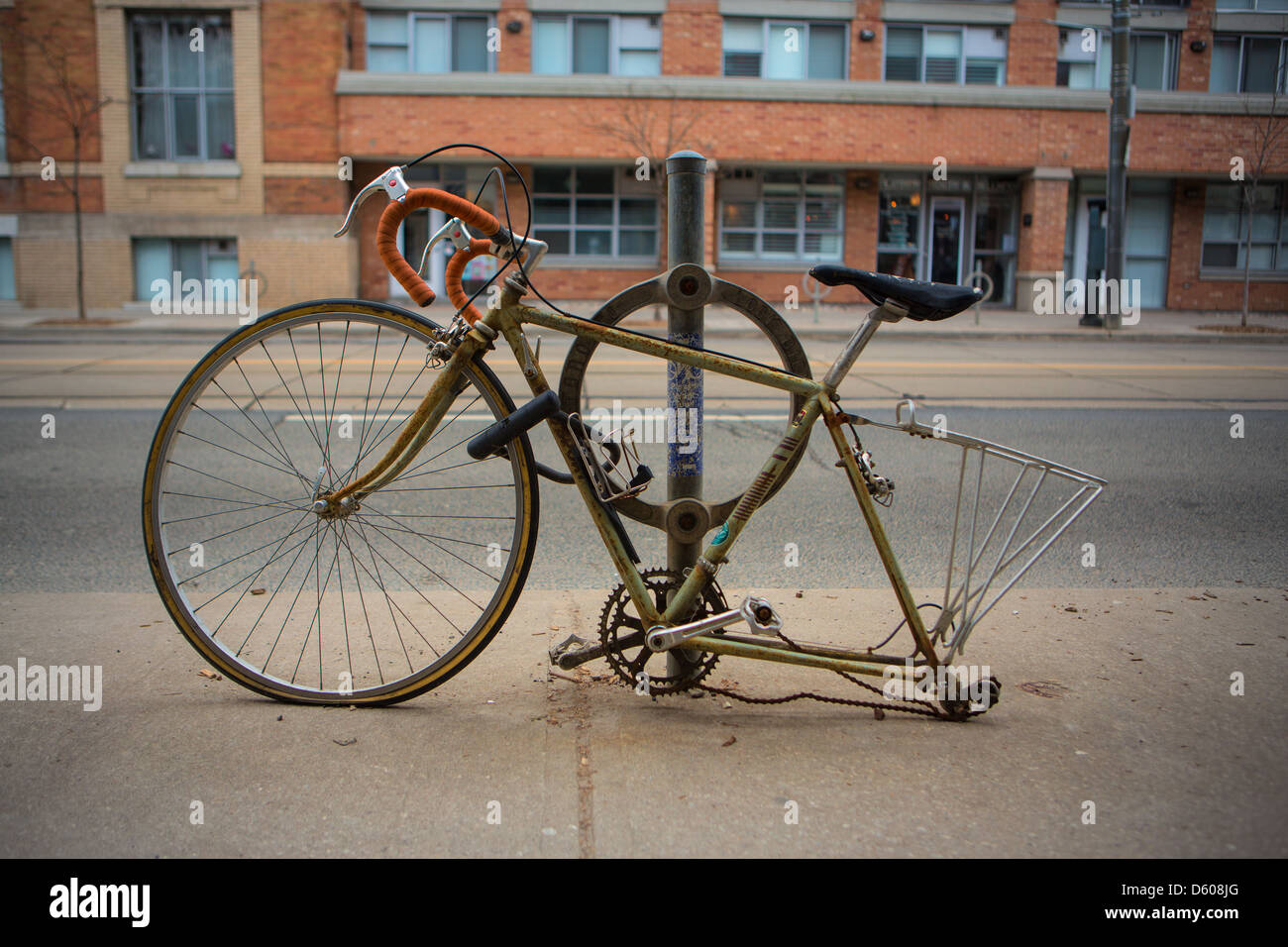 Una bicicletta danneggiata a Toronto Foto Stock