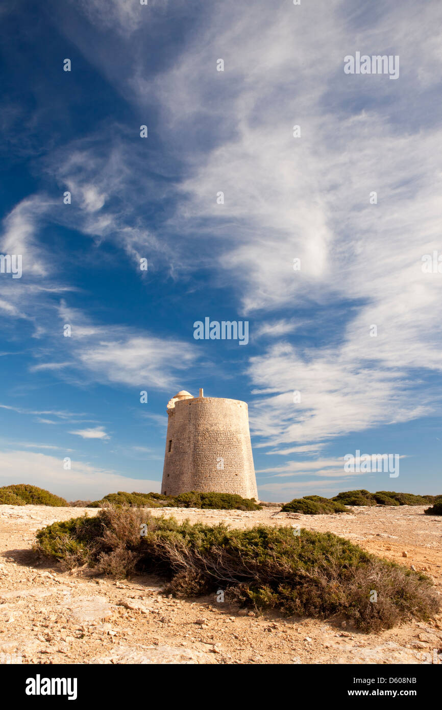 Torre di avvistamento di Ses Portes nel Parco Naturale di Ses Salines a Sant Francesc de S'Estany, Ibiza, Illes Balears, Spagna Foto Stock