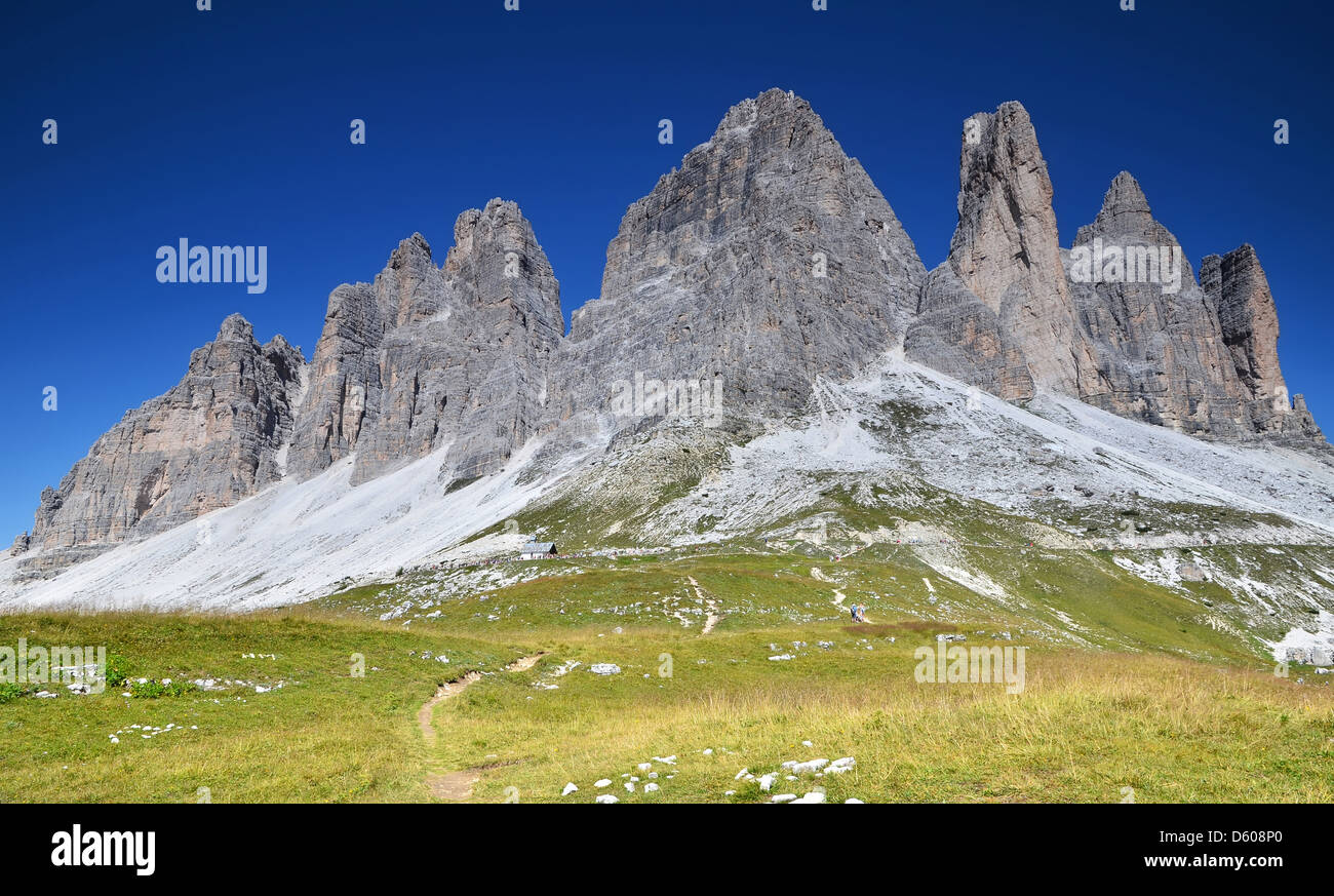 Paesaggio di montagna nelle Dolomiti, Italia settentrionale, cresta delle Alpi in Europa. Tre Cime di Lavaredo Foto Stock