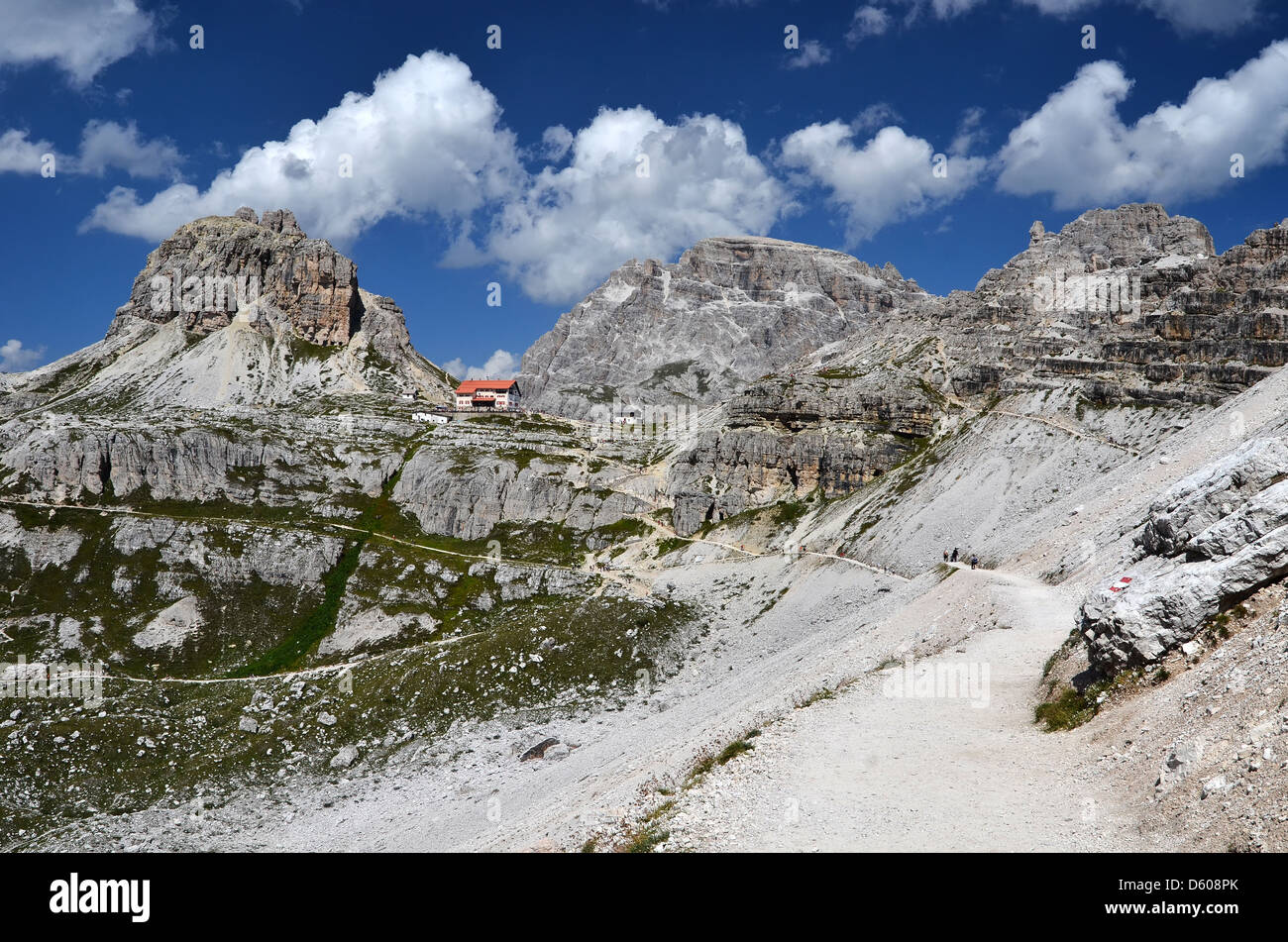 Drei Zinnen (Tre Cime) capanna e le montagne delle Dolomiti. Paesaggio di montagna nelle Dolomiti, Italia settentrionale, cresta delle Alpi in Europa Foto Stock