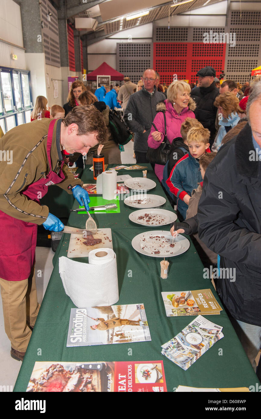 Norwich, Norfolk, Regno Unito. Il 10 aprile 2013. Persone degustazione specialità di carne di cervo in corrispondenza della molla Fling Festival country fair a Norfolk Showground. Credito: T.M.O.News/Alamy Live News Foto Stock