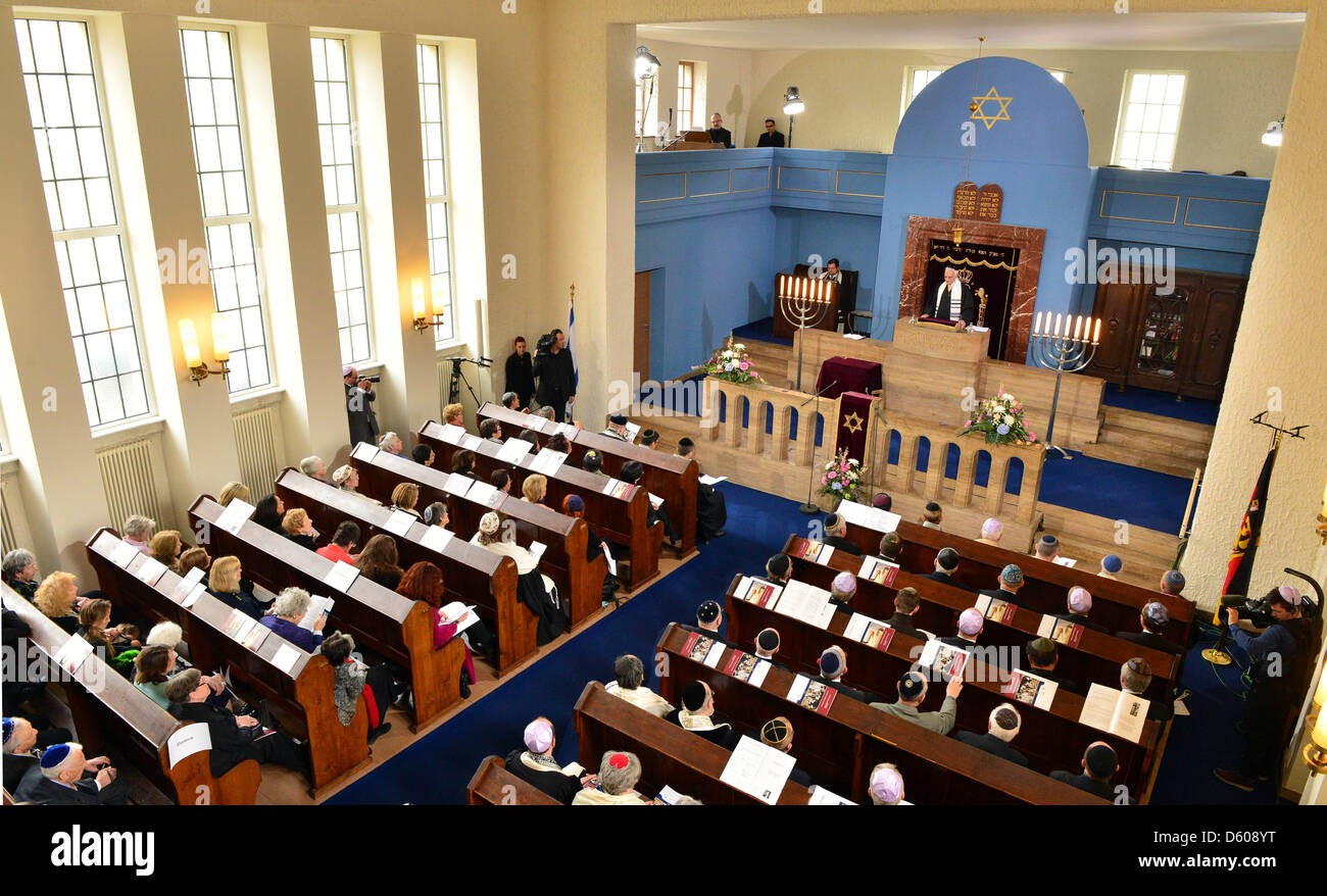 Una preghiera è detto durante un rabbino la cerimonia di ordinazione presso la Nuova Sinagoga di Erfurt, Germania, 10 aprile 2013. Due nuovi rabbini erano stati ordinati in quel giorno. Foto: MARTIN SCHUTT Foto Stock