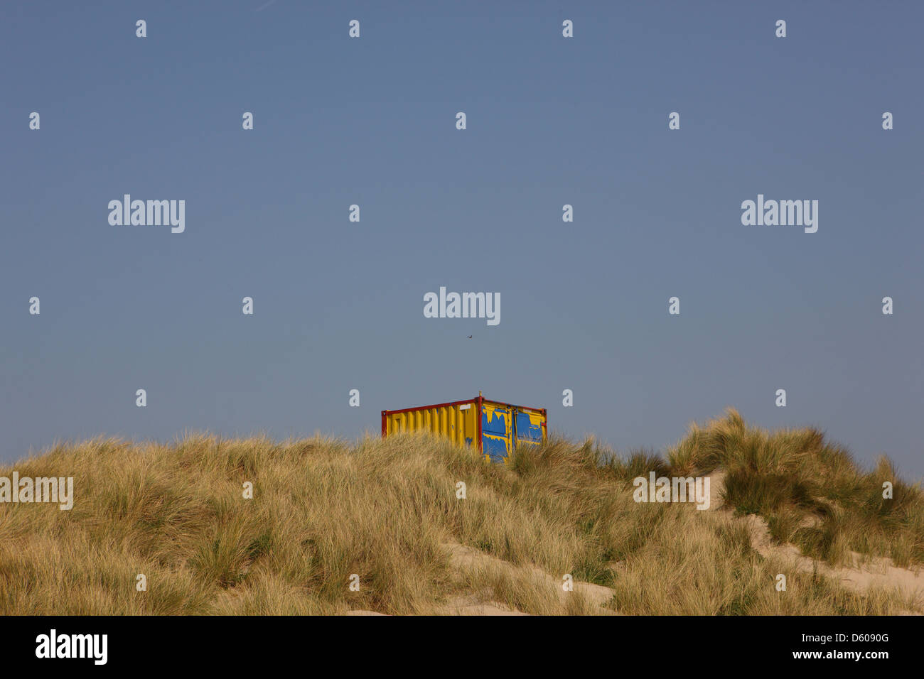 Le dune di sabbia con tettoia in acciaio Foto Stock