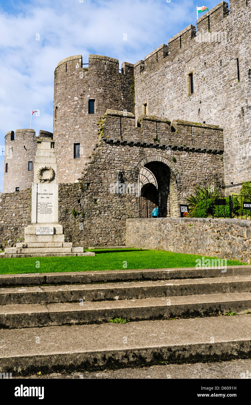 La grande twin-turrito gatehouse, barbican e torri rotonde difendere l'entrata nella corsia interna presso il Pembroke Castle Foto Stock