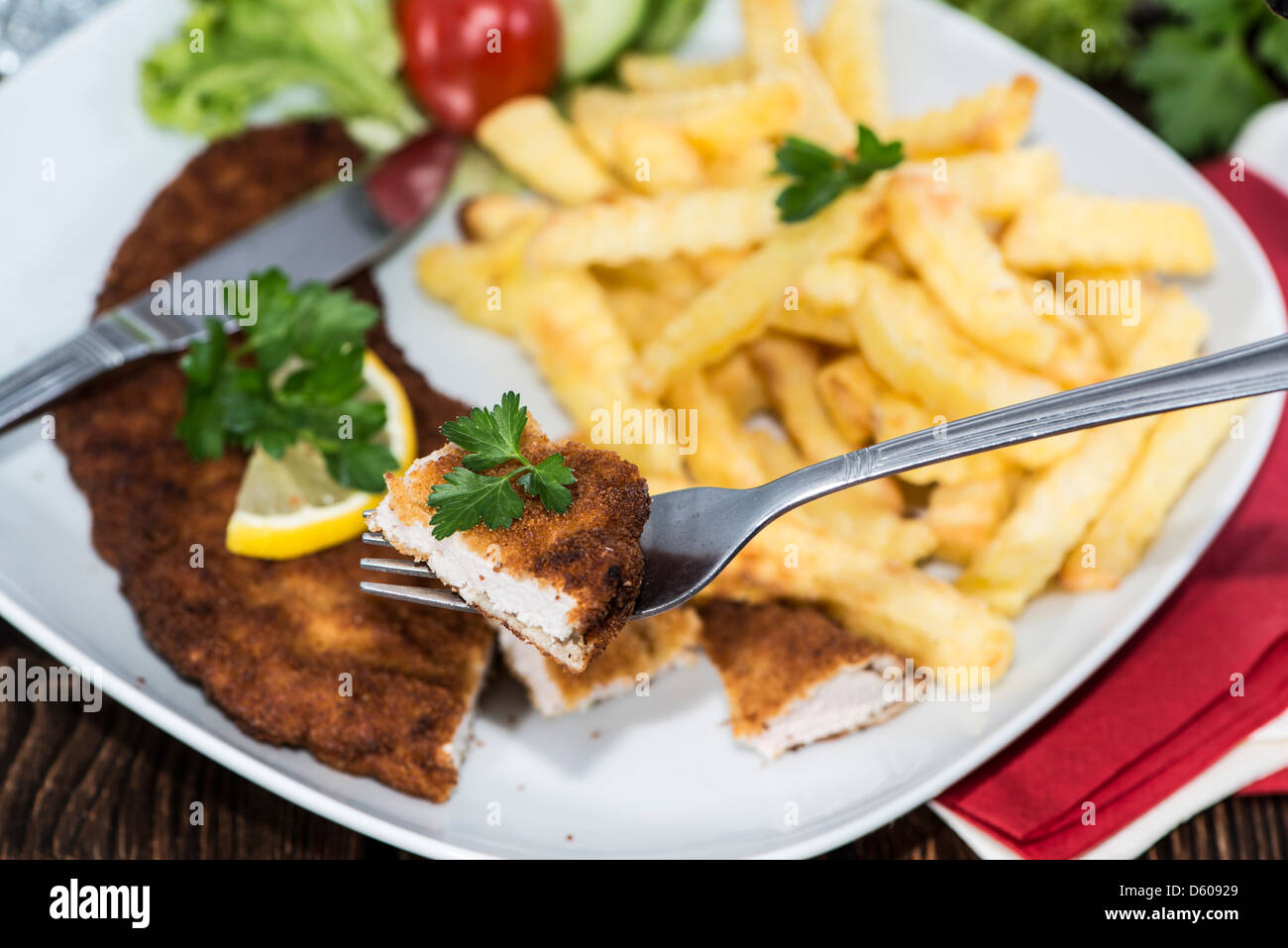 La Wiener Schnitzel con chip su una piastra Foto Stock