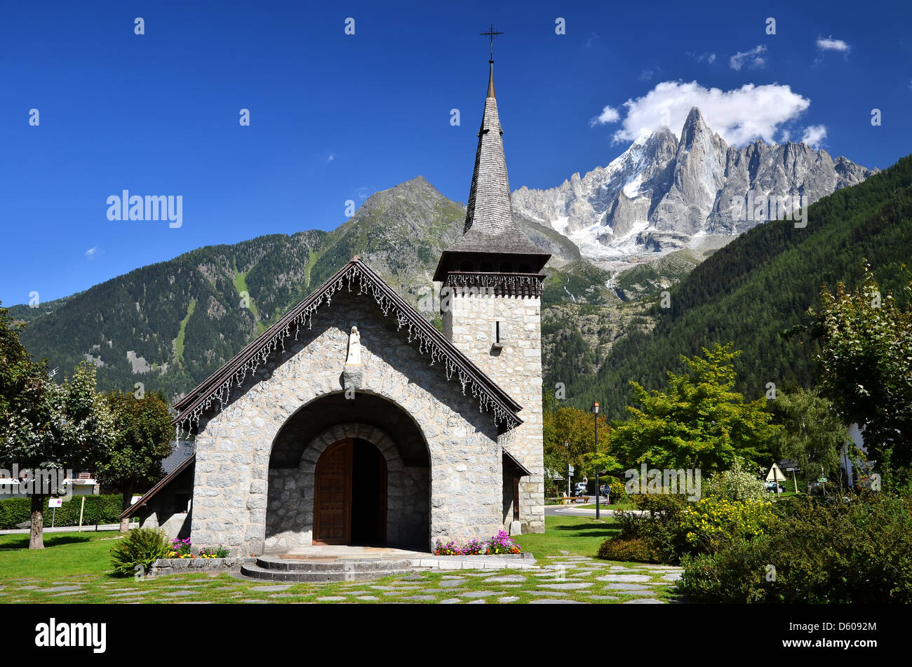 Les Praz de Chamonix chiesa medievale e Aiguille Dru montagna nelle Alpi Foto Stock