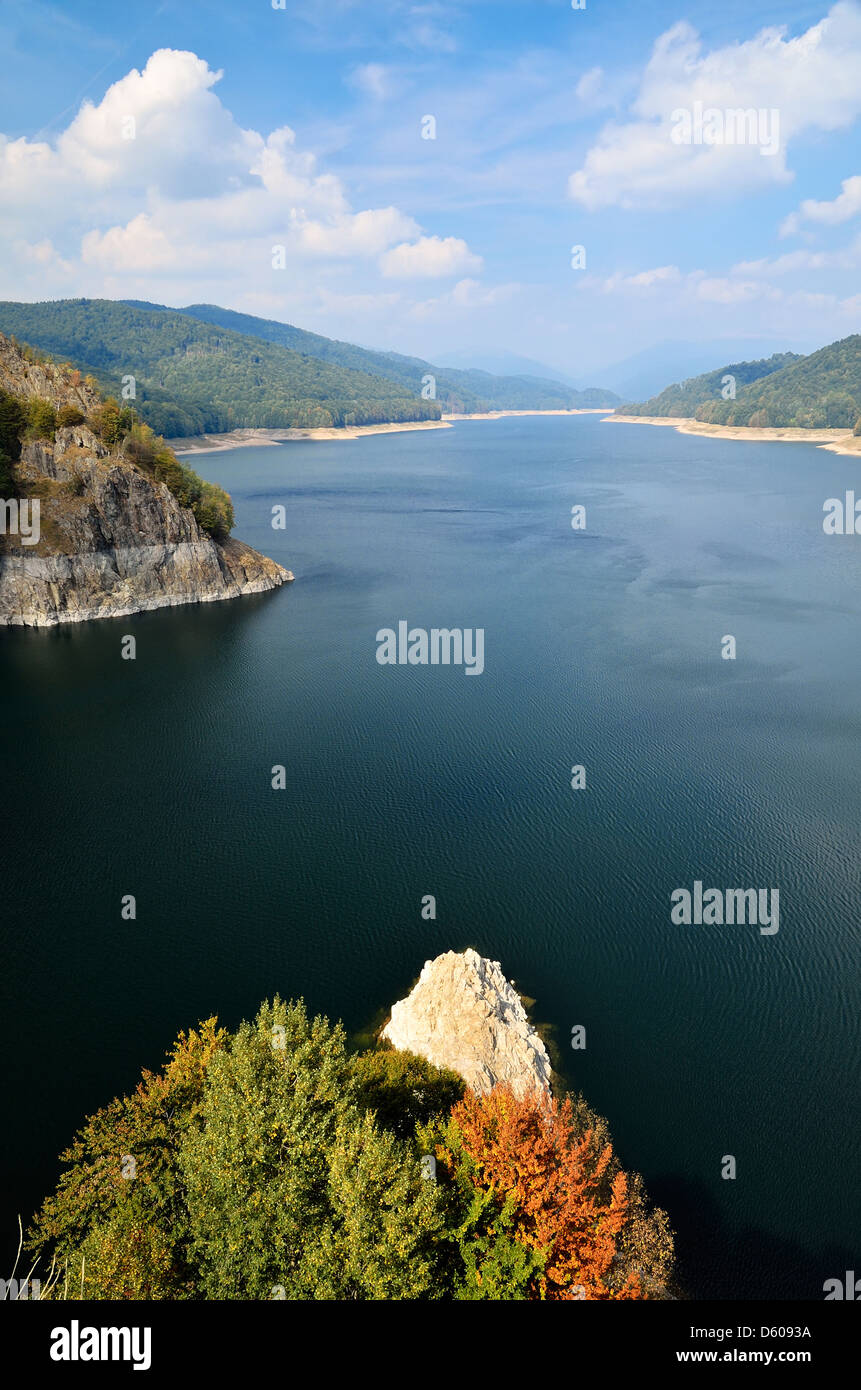 Paesaggio con Diga lago Vidraru, Romania, Europa Foto Stock