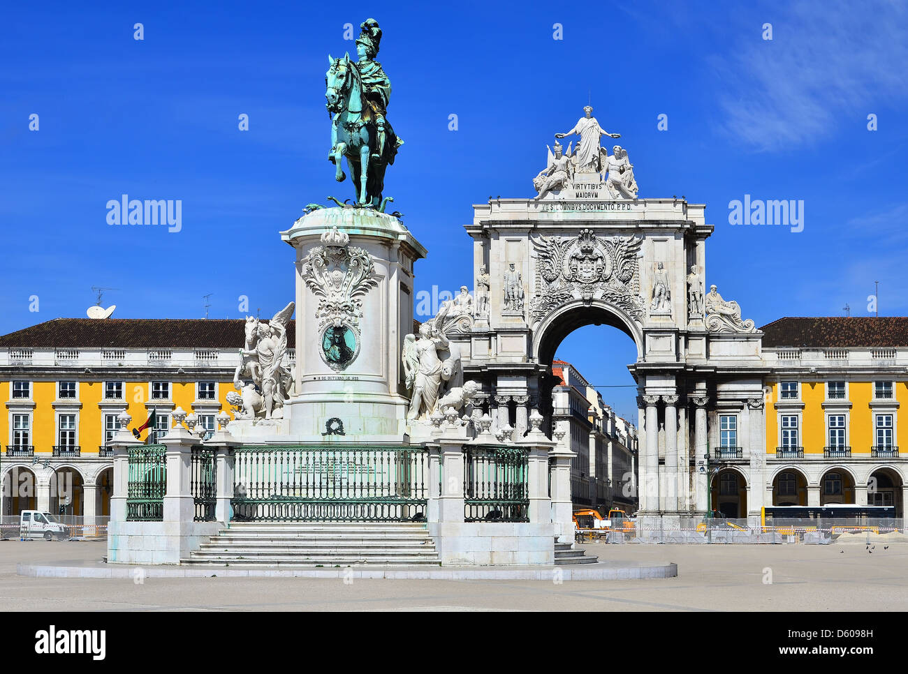 Praca do Comercio (Piazza del commercio) è situata vicino al fiume Tago a Lisbona, Portogallo. Al centro si trova la statua di Re Jose I. Foto Stock