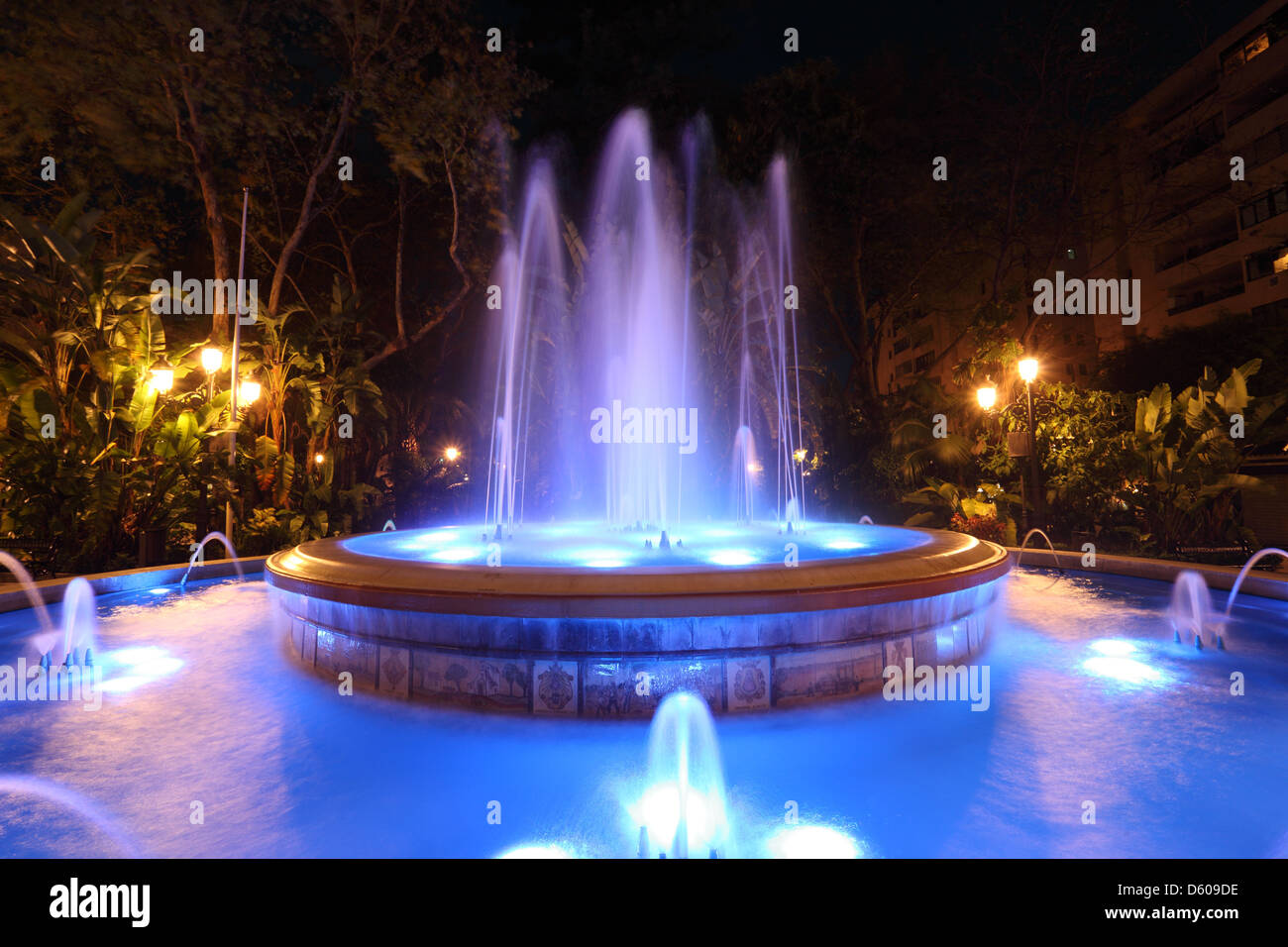 Blu fontana illuminata in Marbella, Spagna Foto Stock