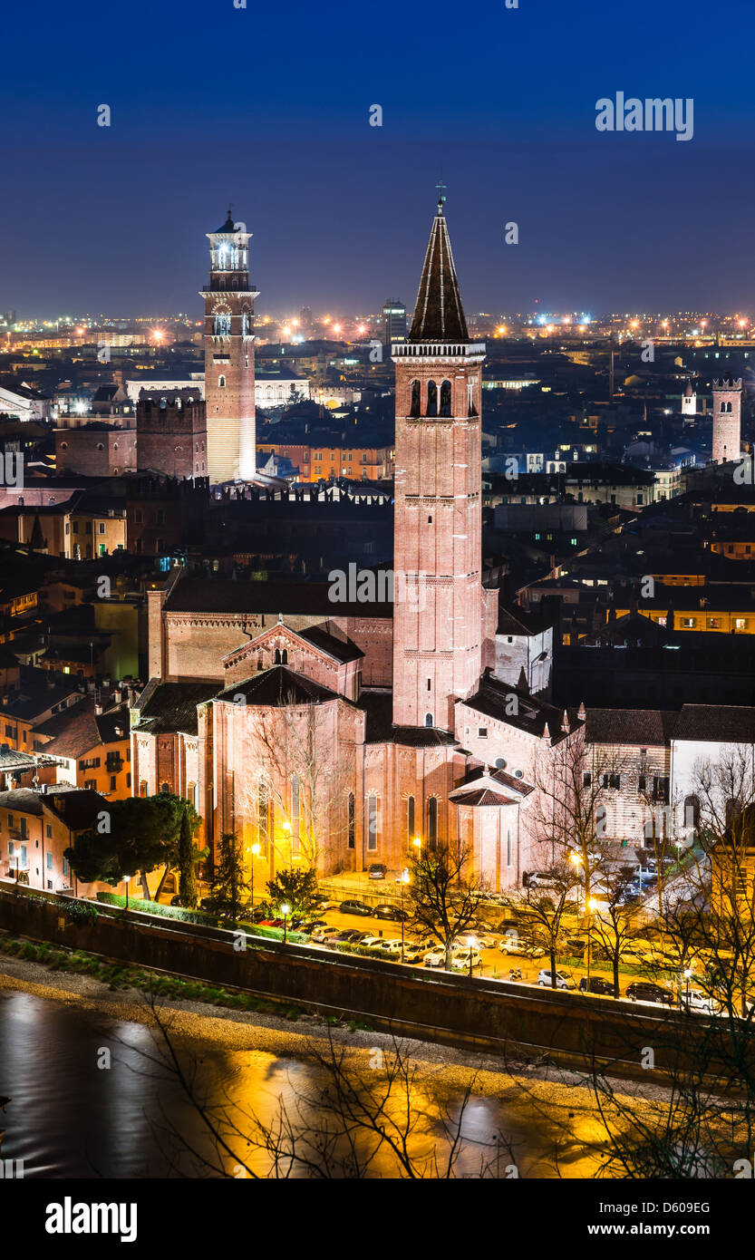 Verona skyline di notte con la chiesa di Santa Anastasia e Torre dei Lamberti. Italia Foto Stock