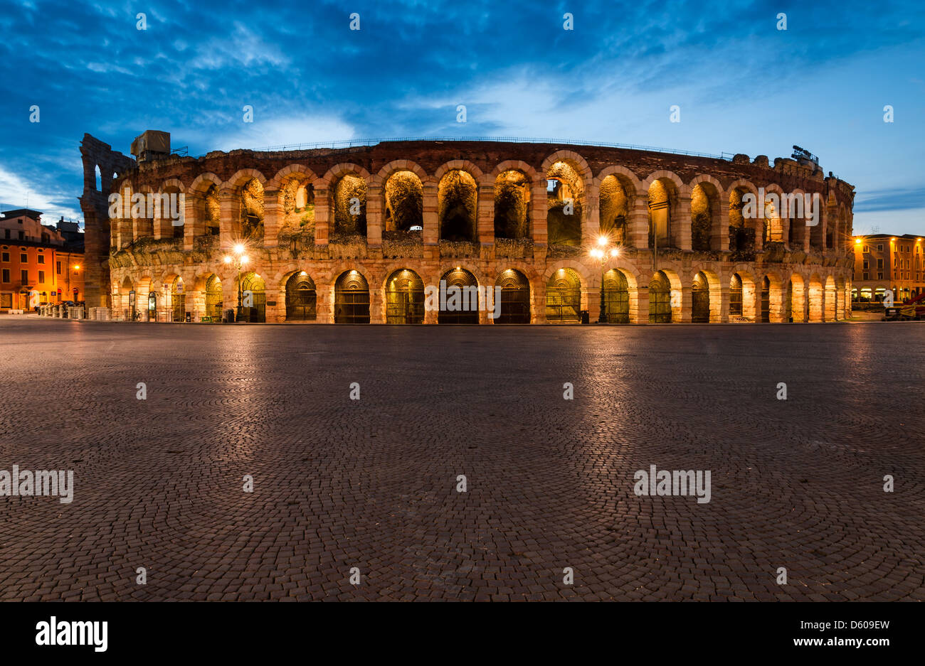 Verona anfiteatro, completata nel 30AD, la terza più grande al mondo, al tramonto del tempo. Arena di Verona, Italia Foto Stock