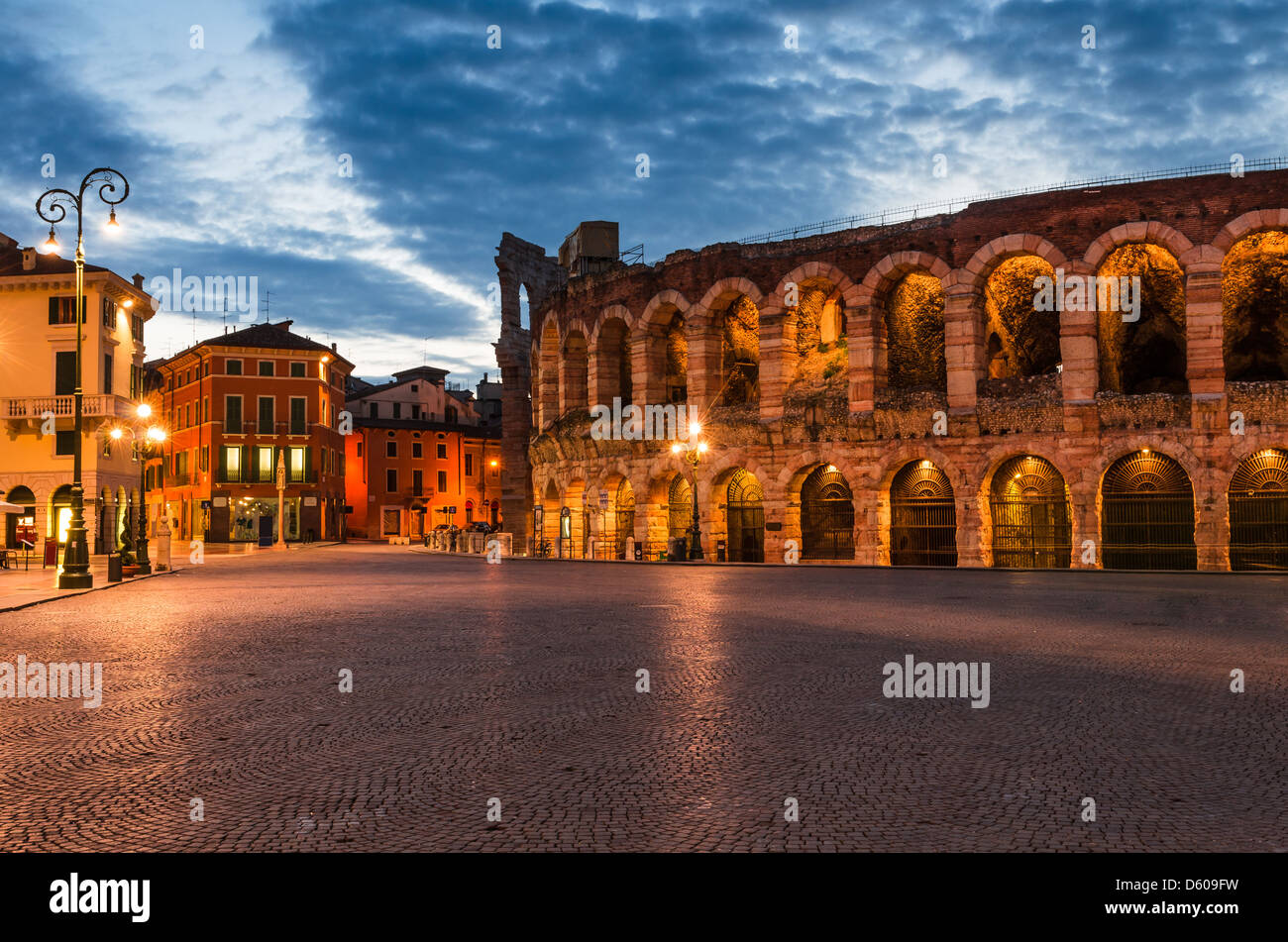 L'anfiteatro, completata nel 30AD, la terza più grande al mondo, al tramonto del tempo. Da Piazza Bra e l'Arena romana di Verona, Italia Foto Stock