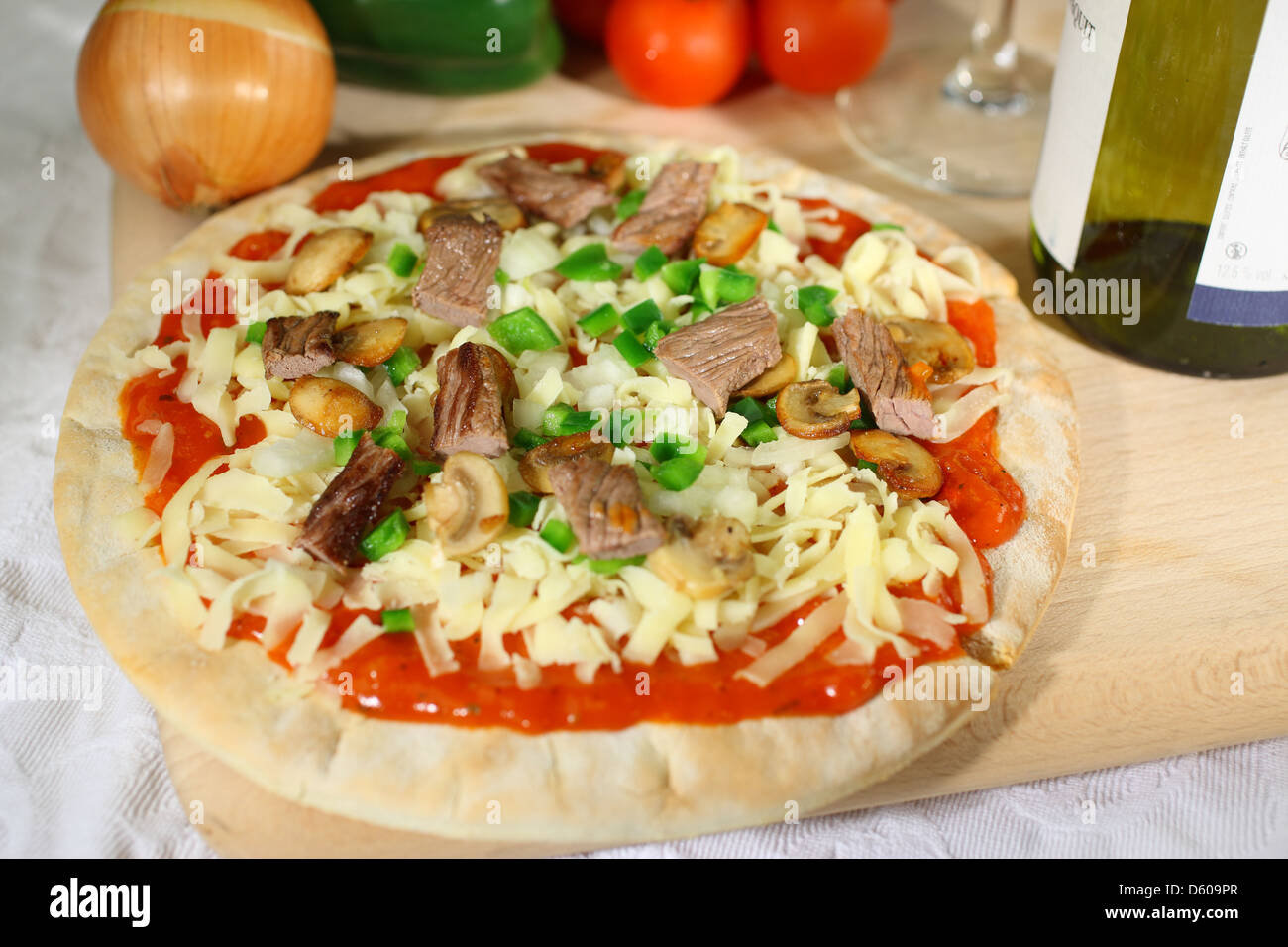 Carni bovine a fungo e Mozerella Pizza Foto Stock