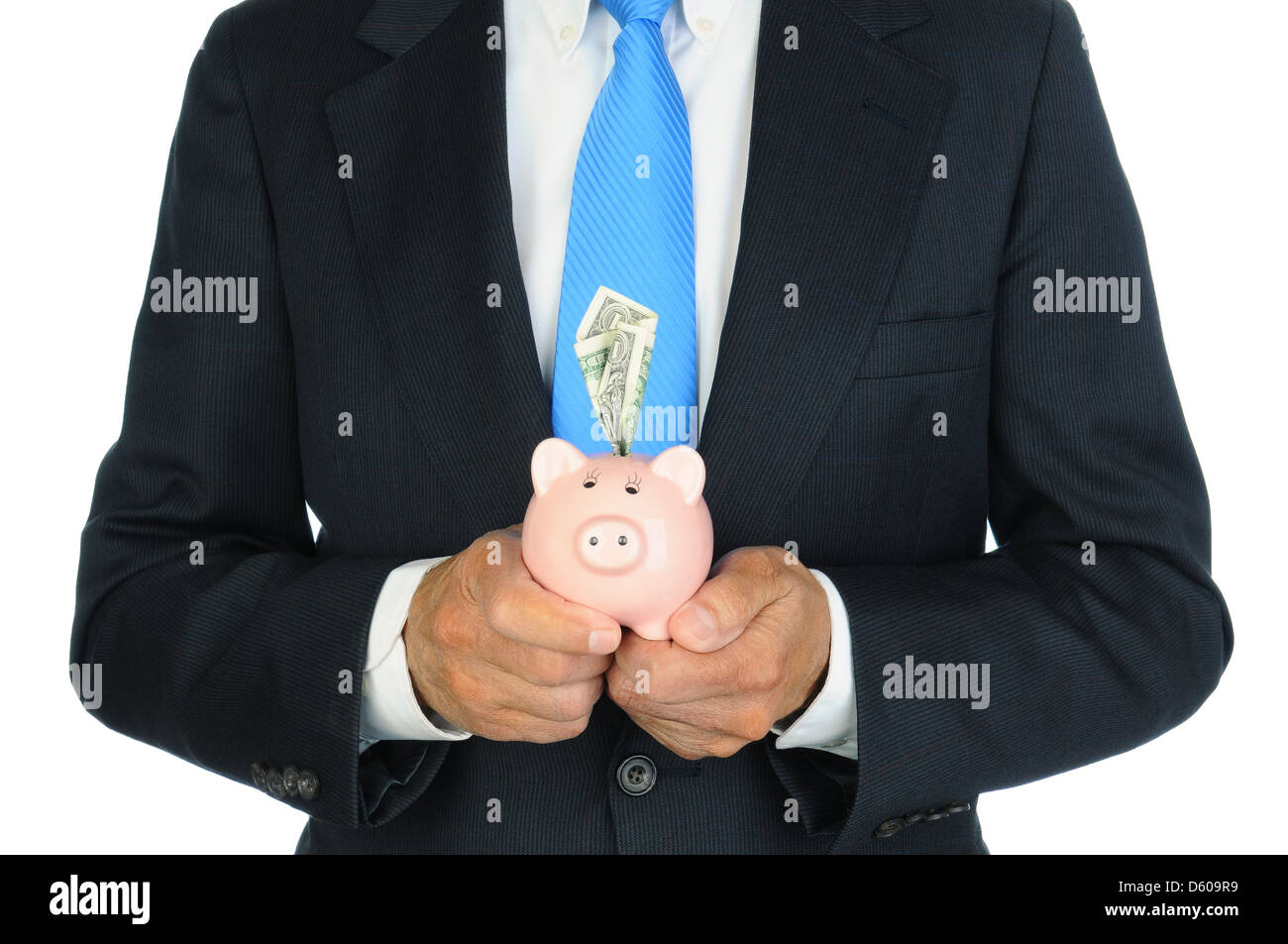 Primo piano di un imprenditore tenendo un rosa salvadanaio con un dollaro ripieni con la fessura nella parte anteriore del suo corpo Foto Stock