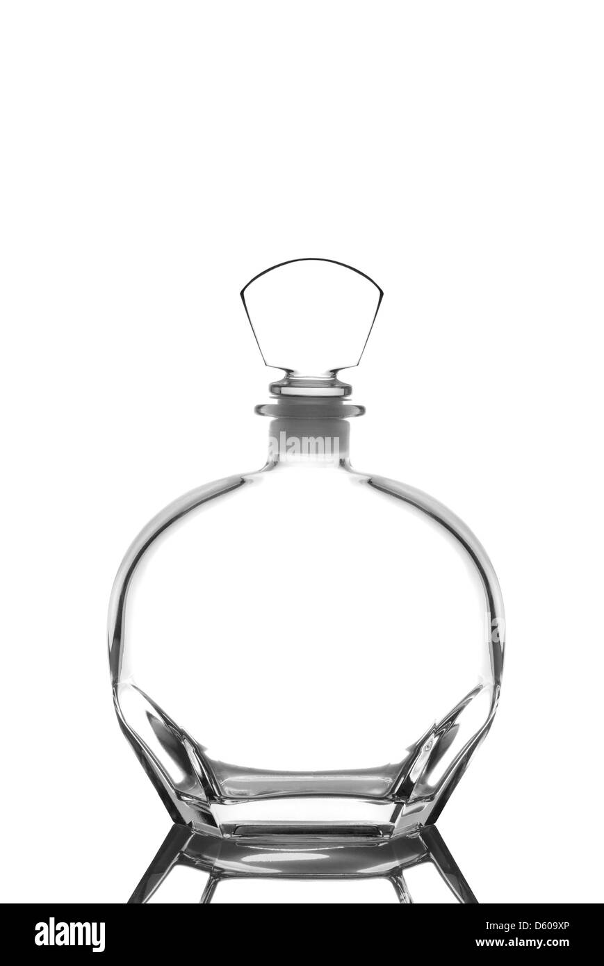 Primo piano di un bicchiere di whisky decanter isolato su bianco con la riflessione. Foto Stock