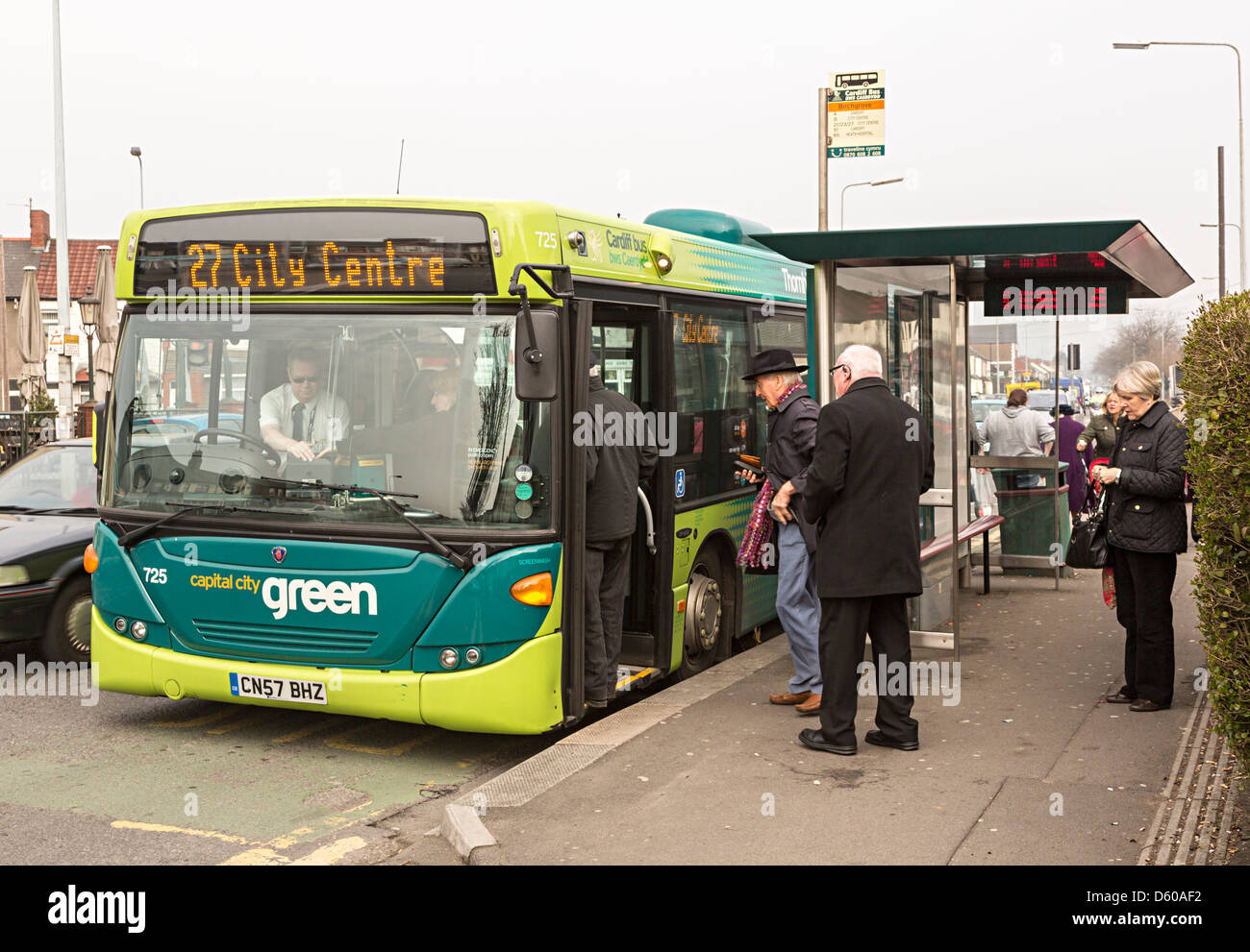 La gente a salire su autobus alla fermata bus, Cardiff Wales, Regno Unito Foto Stock
