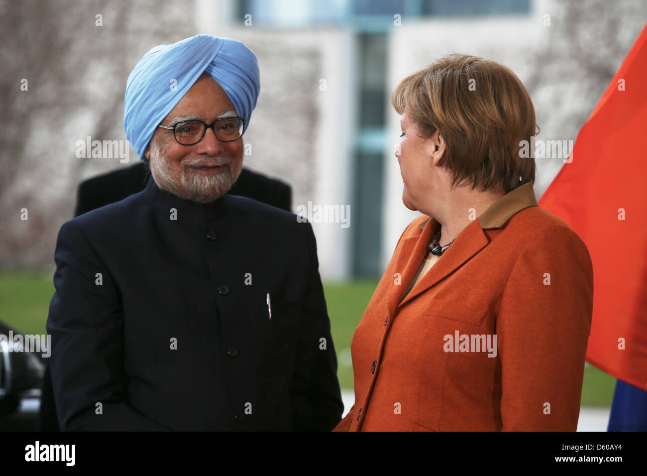 Germania, Berlino, 10 aprile 2013. Il cancelliere tedesco Angela Merkel si compiace Manmohan Singh, Primo Ministro indiano, per una cena in onore del Primo Ministro indiano Manmohan Singh presso la cancelleria di Berlino. Il secondo governo Indian-German consultazioni abbiano luogo nei prossimi giorni a Berlino. Credito: Reynaldo Chaib Paganelli /Alamy Live News Foto Stock