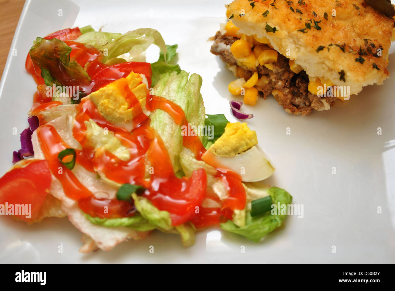 Appetitose insalate e Shepards Pie Foto Stock