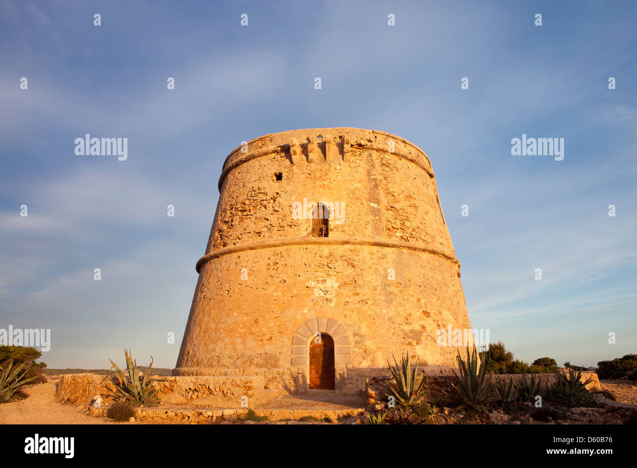 Torre d'en Rovira torre di avvistamento di Punta de Sa Torre cape, Ibiza, Illes Balears, Spagna Foto Stock