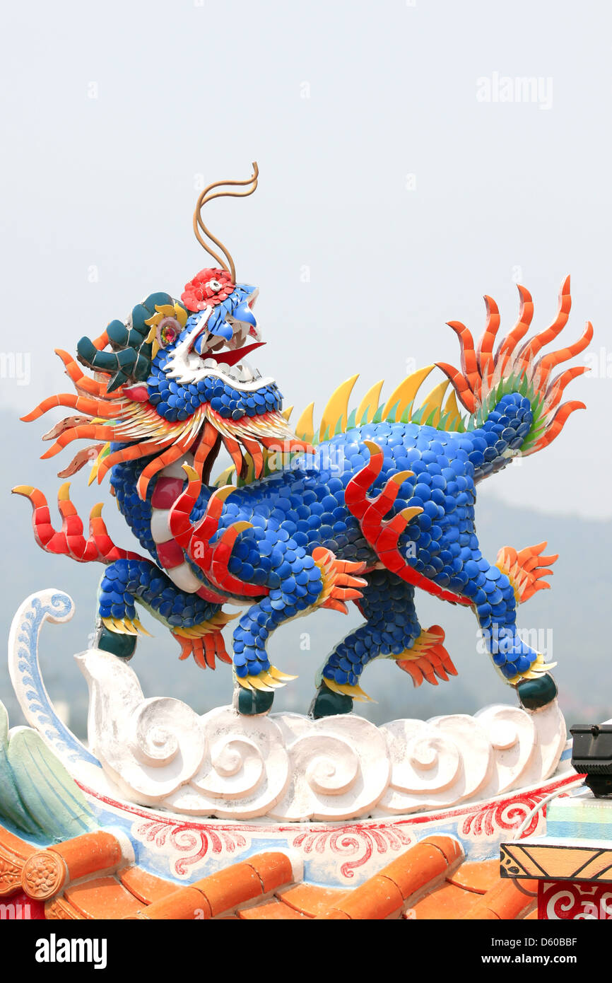 Drago Cinese statua in un tempio,scultura cinese in Thailandia. Foto Stock