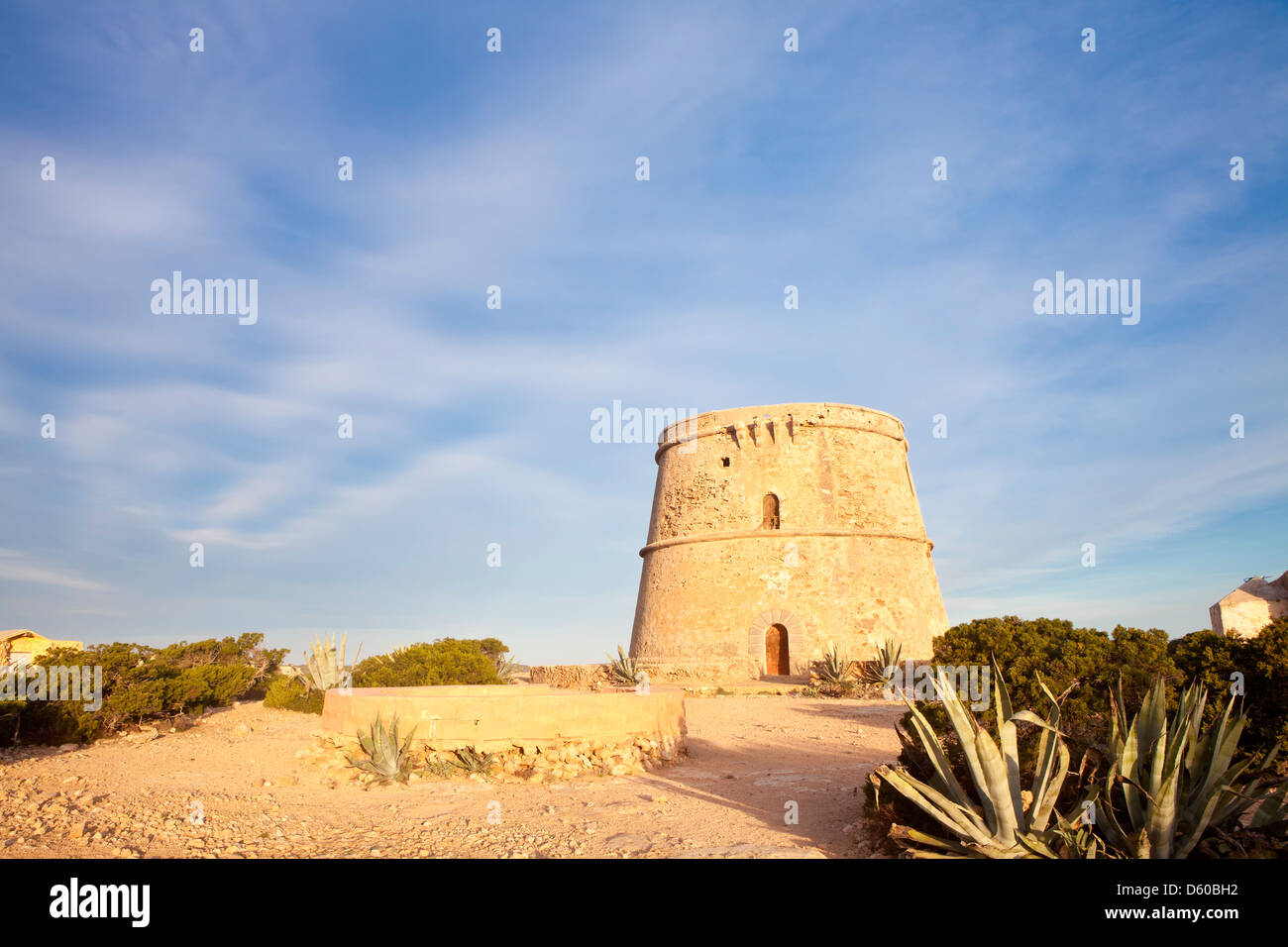 Torre d'en Rovira torre di avvistamento di Punta de Sa Torre cape, Ibiza, Illes Balears, Spagna Foto Stock