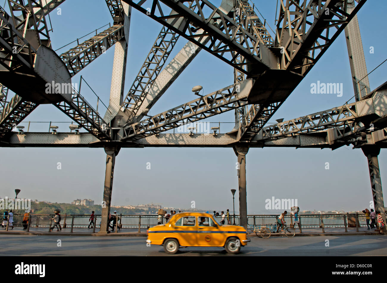 Un taxi passa da sul ponte di howrath, Calcutta, India Foto Stock