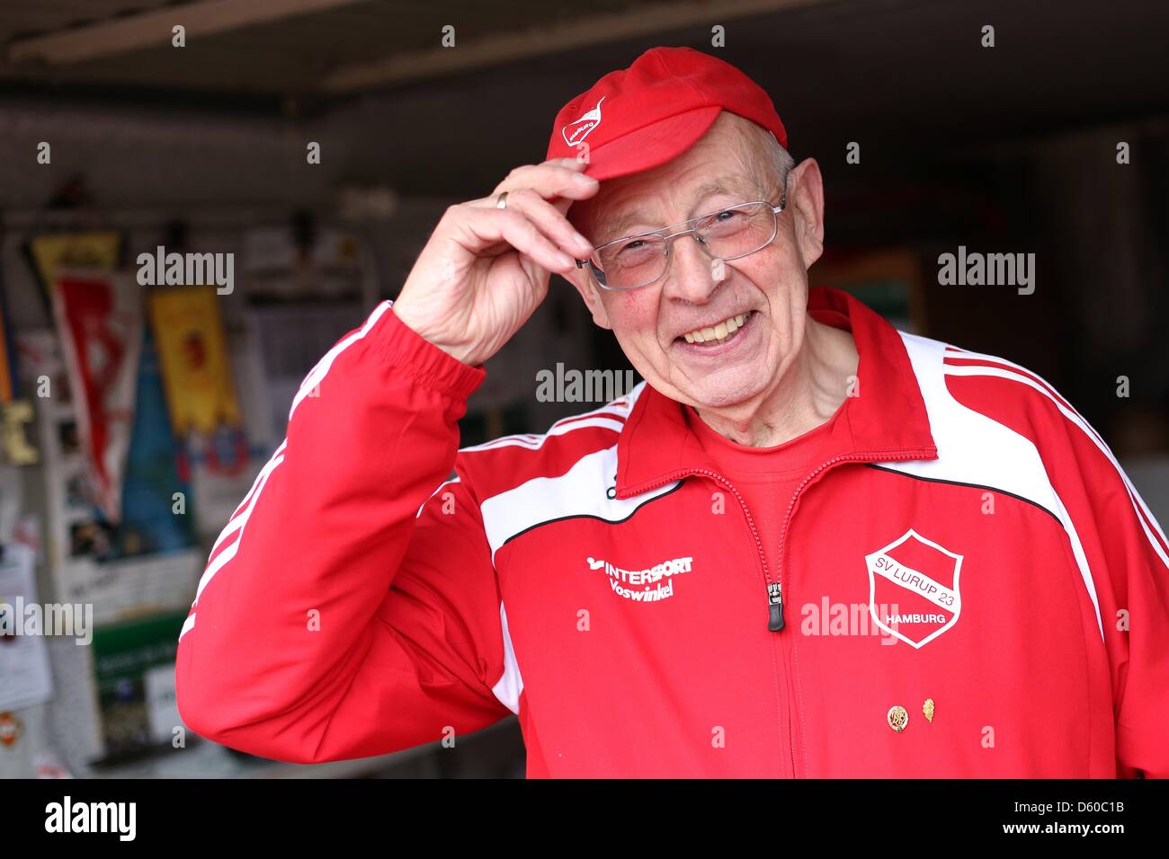 Willi Steineckert ride presso i campi sportivi di LV Lurup ad Amburgo, Germania, 09 aprile 2013. Il 76 anno vecchio di Amburgo ha già guadagnato il tedesco Sports Badge 54 volte e i treni Il childrens' gruppo atletica del club sportivo Lurup LV nel suo tempo libero. Il tedesco Sports Badge celebrerà il suo centenario nel 2013. Foto: Christian Charisius Foto Stock