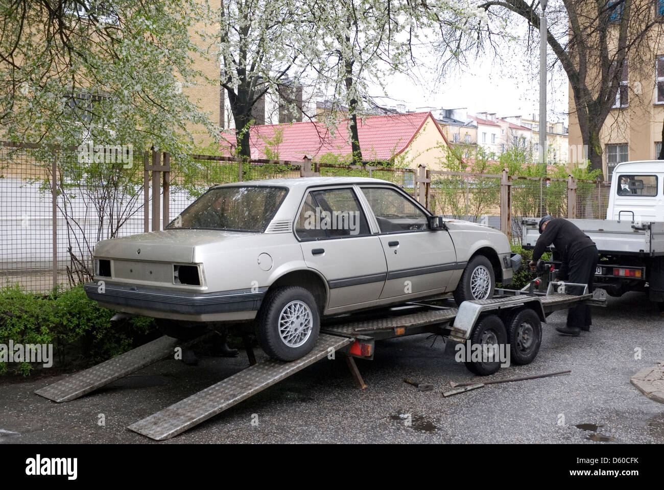 Auto danneggiata trasportato sul rimorchio di pick up truck Foto Stock