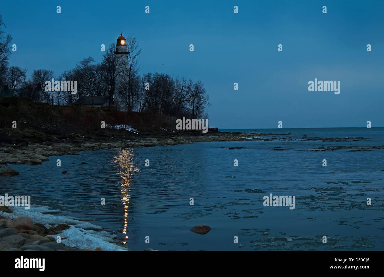 Punto Aux Barques faro faro riflettendo su un placido Lago Huron. Foto Stock