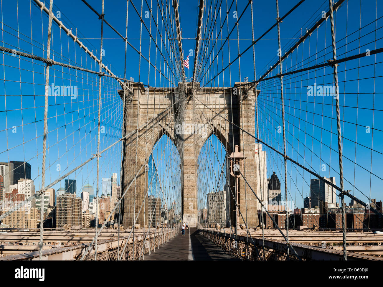 Il Ponte di Brooklyn e la parte inferiore di Manhattan, New York New York, Stati Uniti d'America - immagine presa dal suolo pubblico Foto Stock