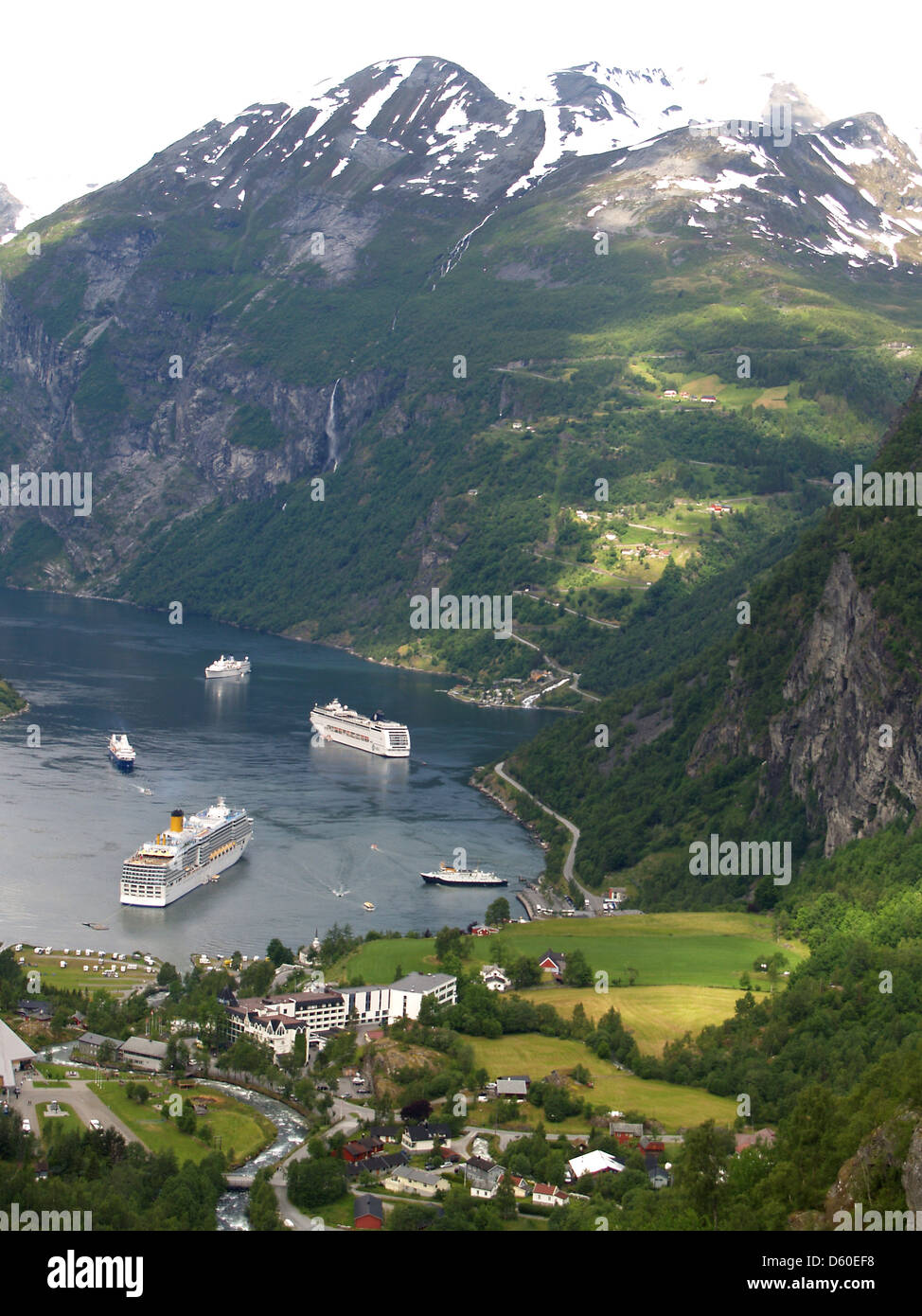 Una vista dall'autostrada a Dalsnibba di Geiranger e navi da crociera,NORVEGIA Foto Stock