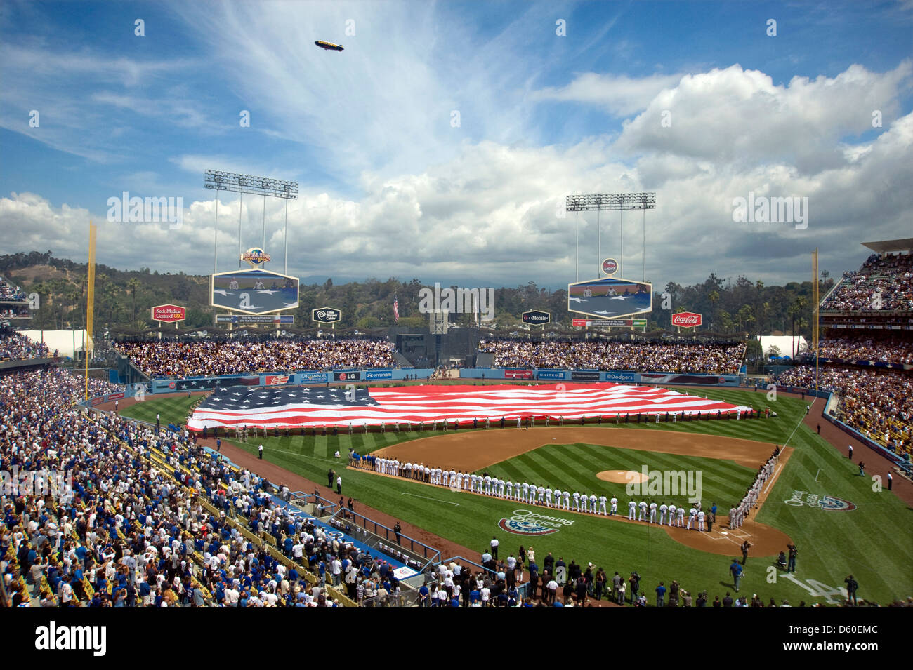 Noi flag è aperto nel Dodger Stadium per il canto dell'inno nazionale prima di una partita il giorno dell'apertura. Foto Stock