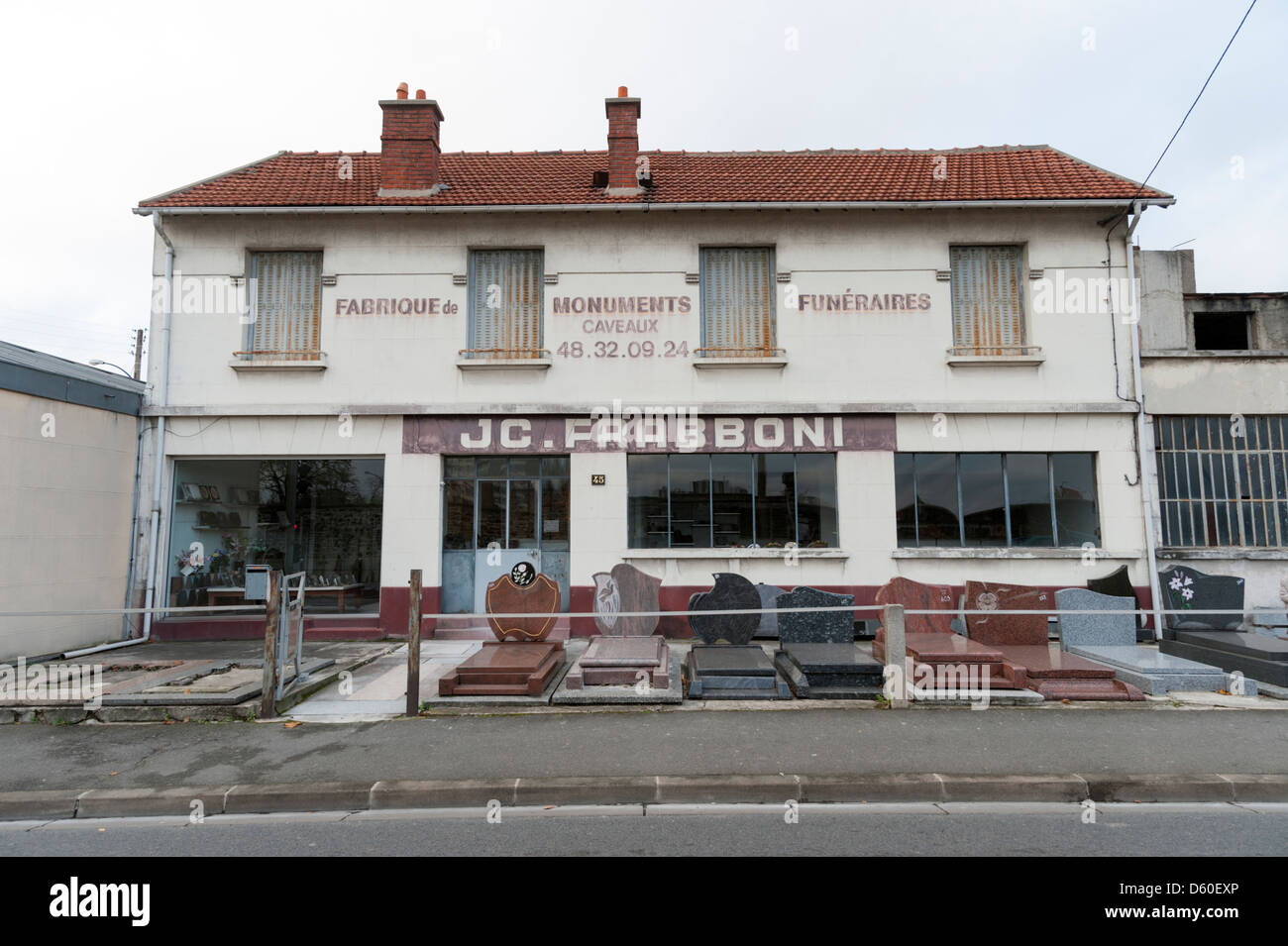 Oggetto contrassegnato per la rimozione definitiva shop nel sobborgo parigino di Drancy Foto Stock