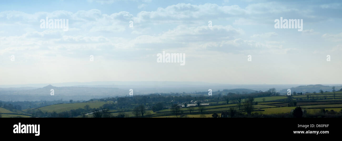 Vista dalla collina Whitstone, Shepton Mallet, Somerset, Inghilterra, guardando a sud-ovest verso Glastonbury Tor e i livelli di Somerset Foto Stock