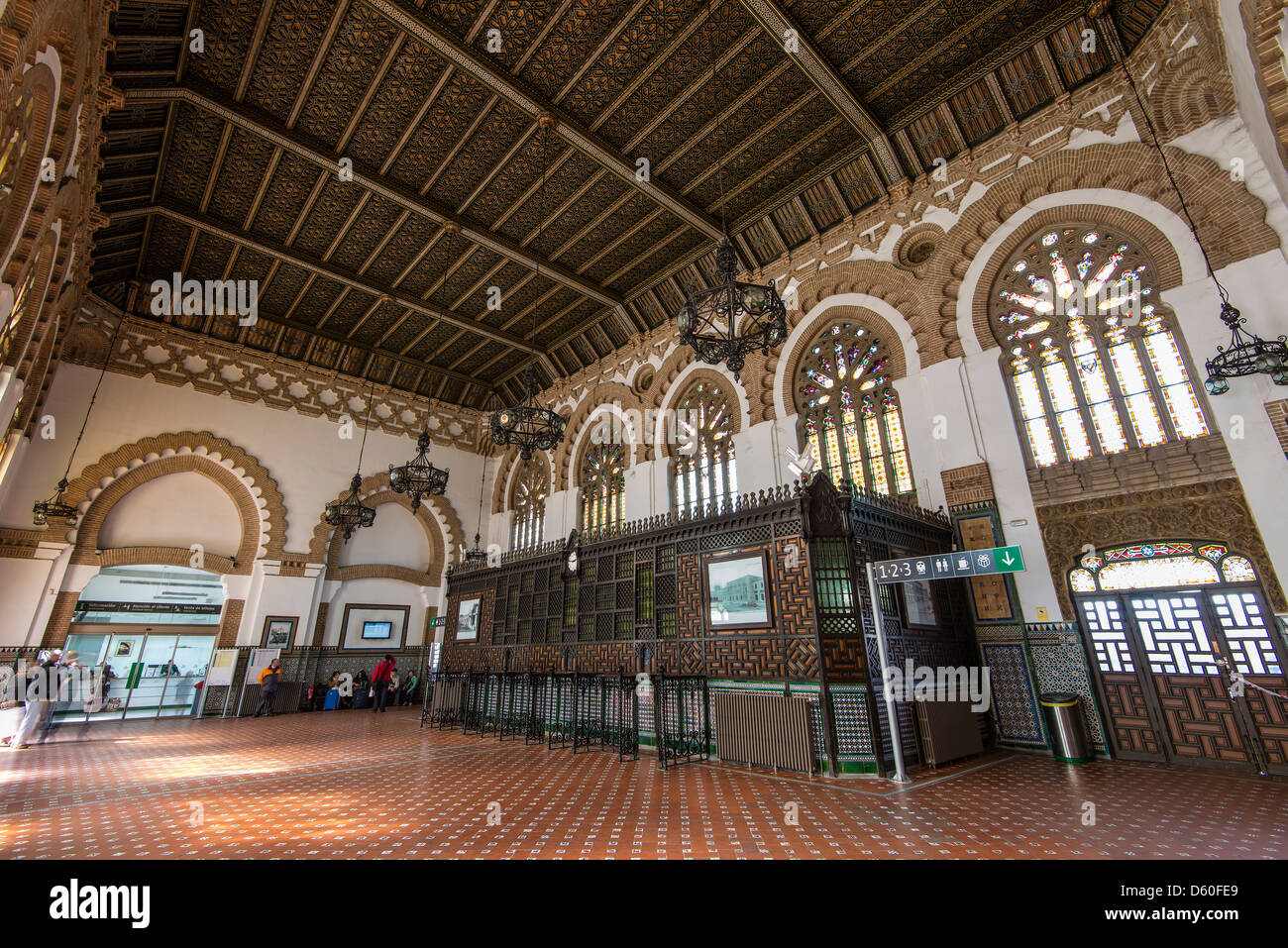 Interno della stazione ferroviaria in stile Neo-Mudéjar, Toledo, Castiglia La Mancha, in Spagna Foto Stock