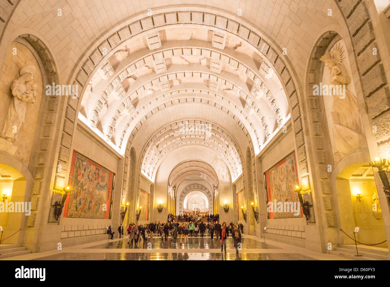 Navata centrale della cripta della Valle dei Caduti basilica, nella Sierra de Guadarrama, vicino a Madrid, Spagna Foto Stock