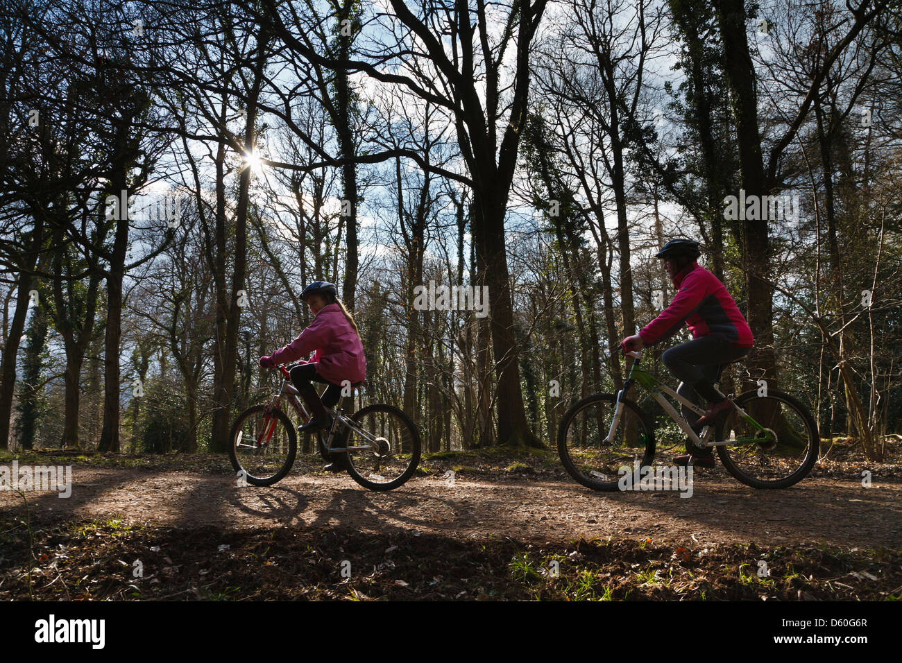 Madre e figlia in bicicletta nella Foresta di Dean, Gloucestershire, Inghilterra Foto Stock