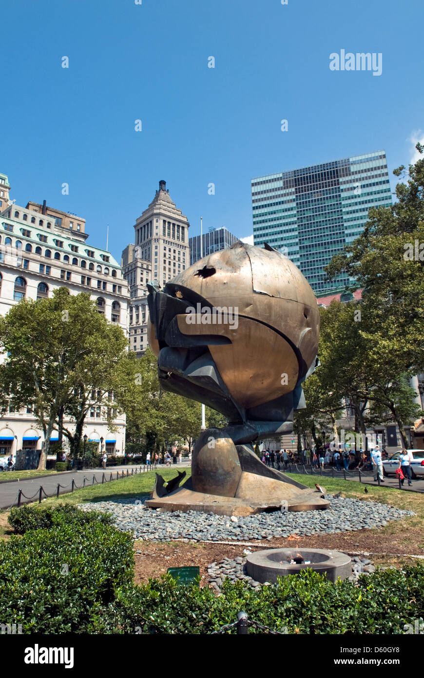 "Sfera" scultura in bronzo danneggiato durante gli attacchi del World Trade Center, Battery Park di New York City, Stati Uniti d'America Foto Stock