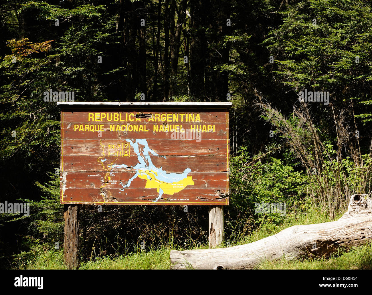 Cartello che diceva "Republica Argentina Parque Nacional Nahuel Huapi' con una mappa del parco. Foto Stock