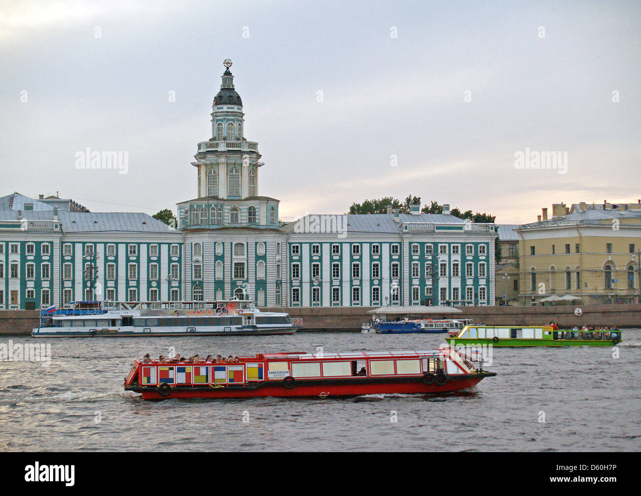 Un canale di crociera in barca da Kunstkamera Museo sul fiume Neva,San Pietroburgo Foto Stock