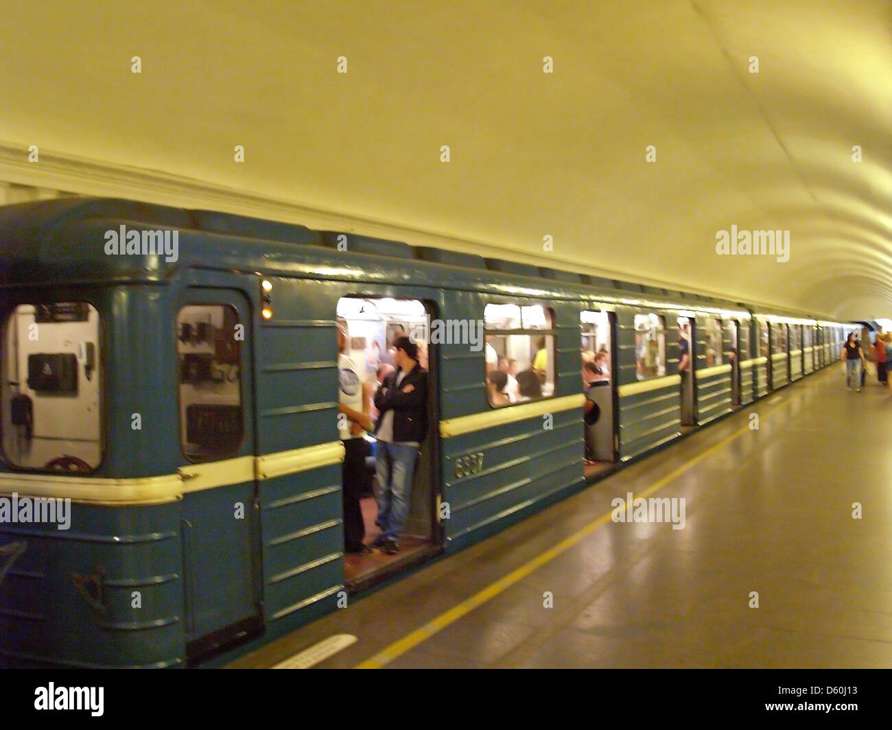 Subway car tirando nel Pushkinskaya station,San Pietroburgo Foto Stock