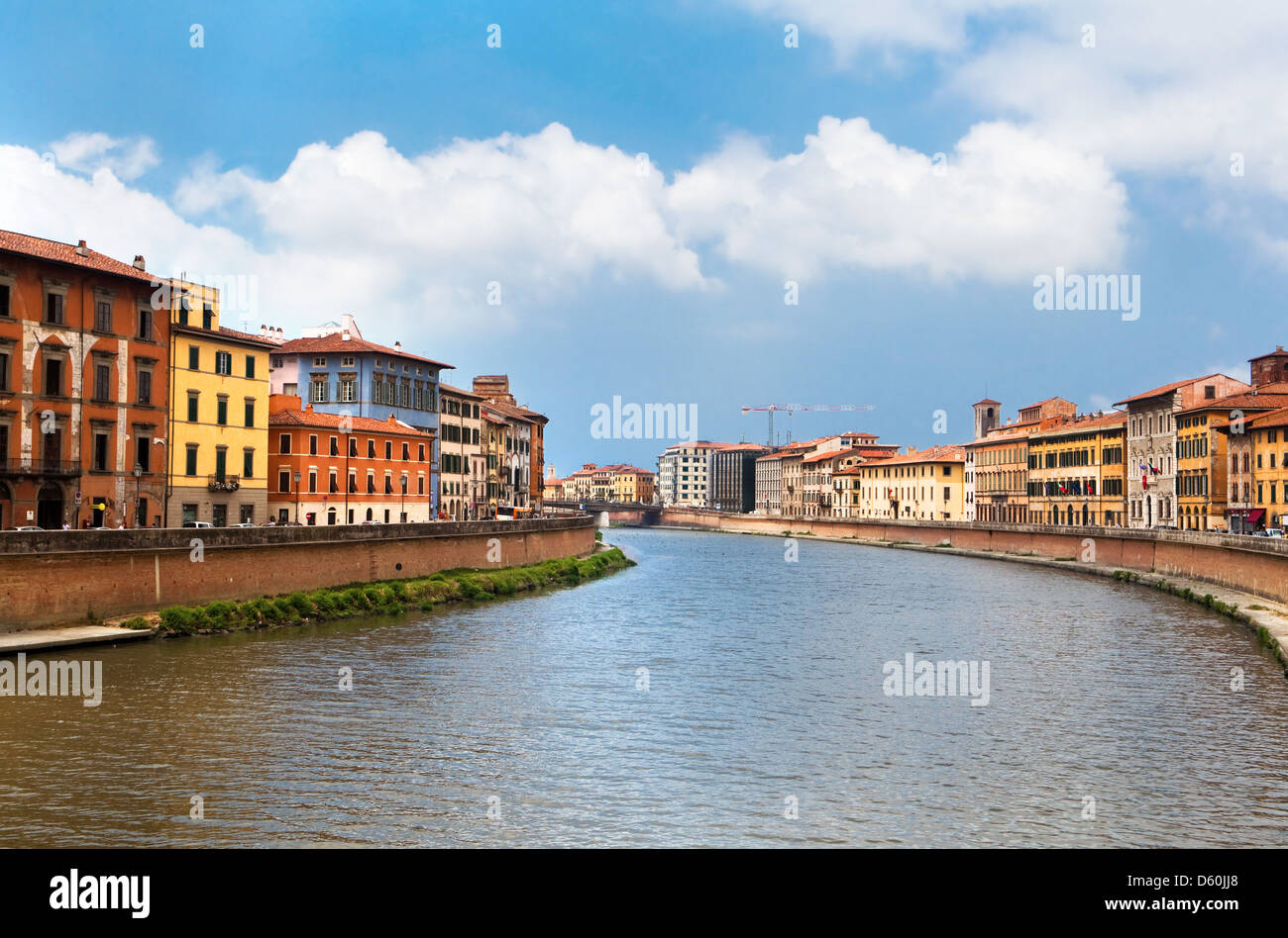 Case di colore di Pisa e dal fiume Arno Foto Stock