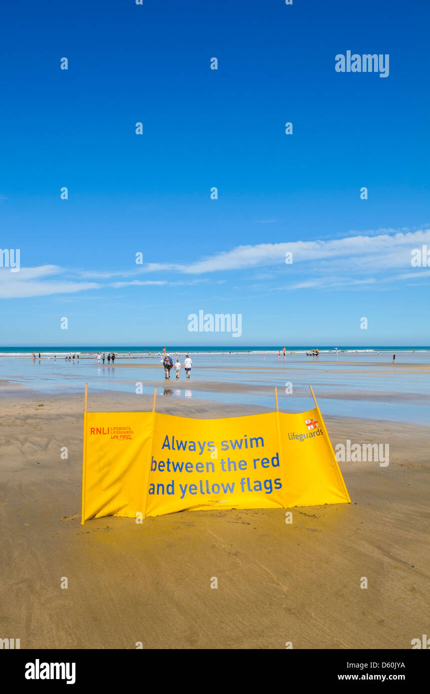 RNLI Life Guard segno nuotatori di avvertimento per rimanere tra le bandierine sul Condino Spiaggia, Devon, Inghilterra. Foto Stock