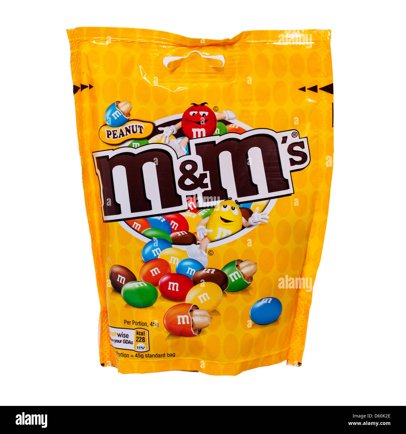 Un pacchetto di arachide M&M's su sfondo bianco Foto Stock
