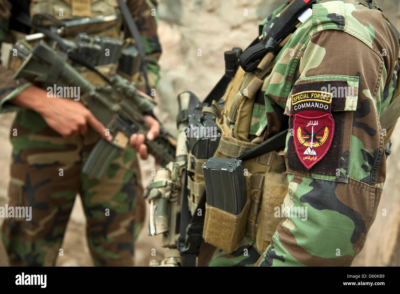 Esercito Nazionale Afghano commandos forniscono sicurezza come le forze di polizia locali ricevono i loro stipendi Aprile 9, 2013 nella provincia di Helmand, Afghanistan. Foto Stock