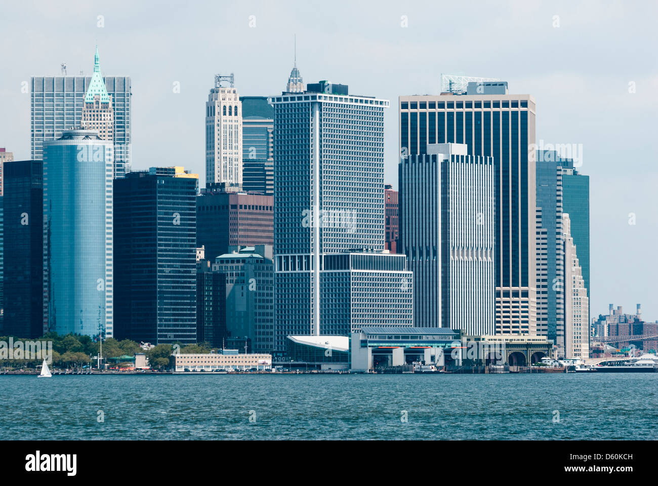 Porta Sud, skyline di New York, East River, New York, Stati Uniti d'America, Stati Uniti d'America - immagine presa dal suolo pubblico Foto Stock